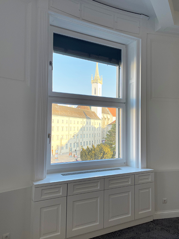 Weißes Holzfenster un Wien mit schönen Ausblick