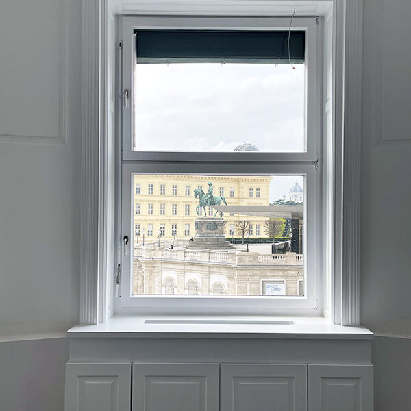 Weißes Holzfenster un Wien mit schönen Ausblick