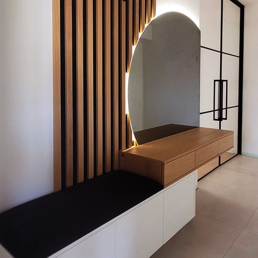 moderne Garderobe nach Maß aus Holz mit halbrunden Spiegel